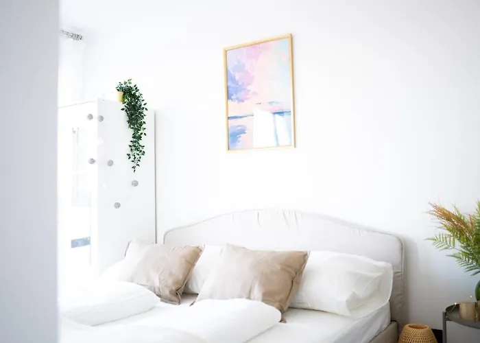 W Design With Balcony & Free Parking *